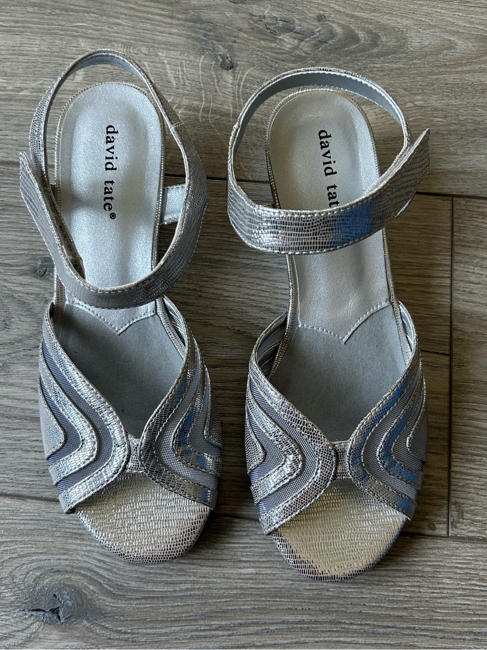 Women's David Tate Admire Metallic Silver Wedged Sandals  Size 8 New